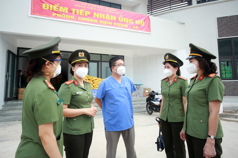 Tại đây, các cán bộ đoàn đã bày tỏ sự trân trọng trước những nỗ lực, vất vả của đội ngũ y bác sĩ trong cuộc chiến chống dịch Covid-19 trong suốt thời gian qua; đồng thời chúc đội ngũ y, bác sĩ giữ gìn sức khỏe, tiếp tục vượt qua mọi khó khăn, hoàn thành tốt nhiệm vụ chăm sóc và bảo vệ sức khỏe nhân dân Tại đây, các cán bộ đoàn đã bày tỏ sự trân trọng trước những nỗ lực, vất vả của đội ngũ y bác sĩ trong cuộc chiến chống dịch Covid-19 trong suốt thời gian qua; đồng thời chúc đội ngũ y, bác sĩ giữ gìn sức khỏe, tiếp tục vượt qua mọi khó khăn, hoàn thành tốt nhiệm vụ chăm sóc và bảo vệ sức khỏe nhân dân