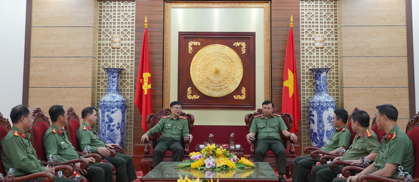 Đoàn Công tác của Công an Hà Nội thăm, động viên Công an tỉnh Quảng Trị Đoàn Công tác của Công an Hà Nội thăm, động viên Công an tỉnh Quảng Trị