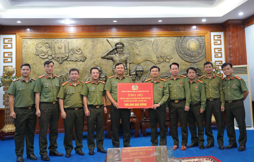 Công an Hà Nội trao 500 triệu đồng ủng hộ CBCS và nhân dân thành phố Huế Công an Hà Nội trao 500 triệu đồng ủng hộ CBCS và nhân dân thành phố Huế