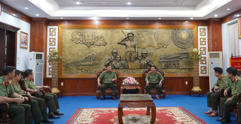 Đoàn Công tác của CATP Hà Nội thăm, động viên và tặng quà tại CATP Huế Đoàn Công tác của CATP Hà Nội thăm, động viên và tặng quà tại CATP Huế