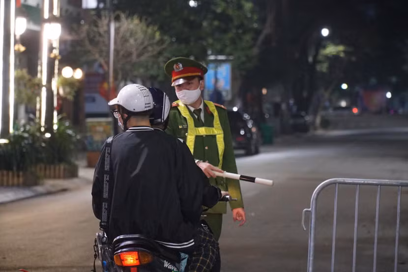 Cán bộ Công an nhắc nhở, hướng dẫn chủ các phương tiện chuyển hướng di chuyển