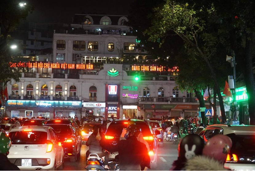 Khoảng 21h đêm 30 Tết nhiều phương tiện vẫn đổ về trung tâm thành phố