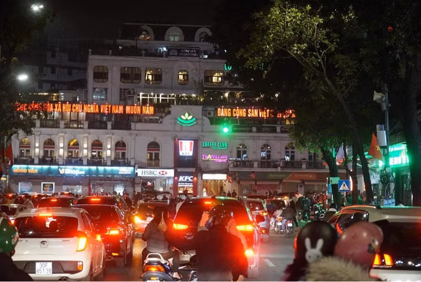 Khoảng 21h đêm 30 Tết nhiều phương tiện vẫn đổ về trung tâm thành phố