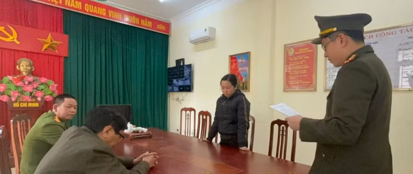 Cơ quan điều tra tống đạt các quyết định đến Phạm Thị Tươi