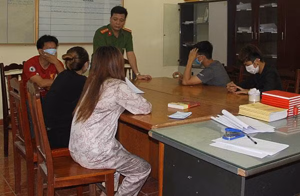 Cơ quan Công an đưa các đối tượng liên quan về trụ sở để làm rõ