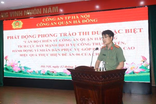 Thiếu tá Bùi Nhật Quang, Phó trưởng Công an quận Hà Đông phát biểu phát động phong trào Thiếu tá Bùi Nhật Quang, Phó trưởng Công an quận Hà Đông phát biểu phát động phong trào