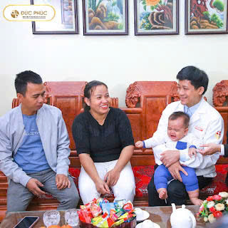 Gia đình chị Hưởng xúc động khi được đón tiếp đại diện bệnh viện Đức Phúc tới thăm hỏi Gia đình chị Hưởng xúc động khi được đón tiếp đại diện bệnh viện Đức Phúc tới thăm hỏi