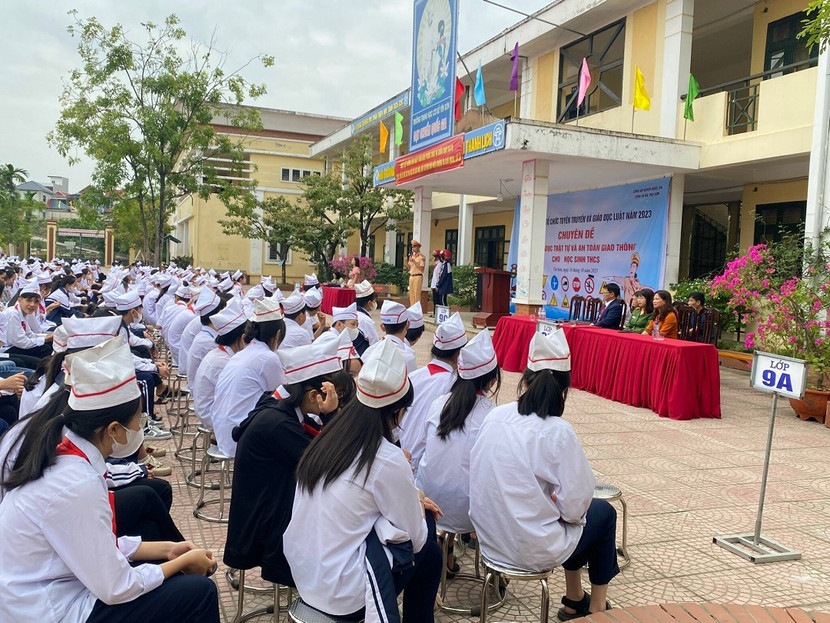 Tuyên truyền an toàn giao thông cho các em học sinh THCS