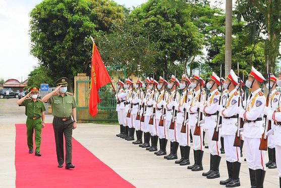 Bộ trưởng Tô Lâm duyệt đội danh dự của lực lượng Cảnh sát cơ động