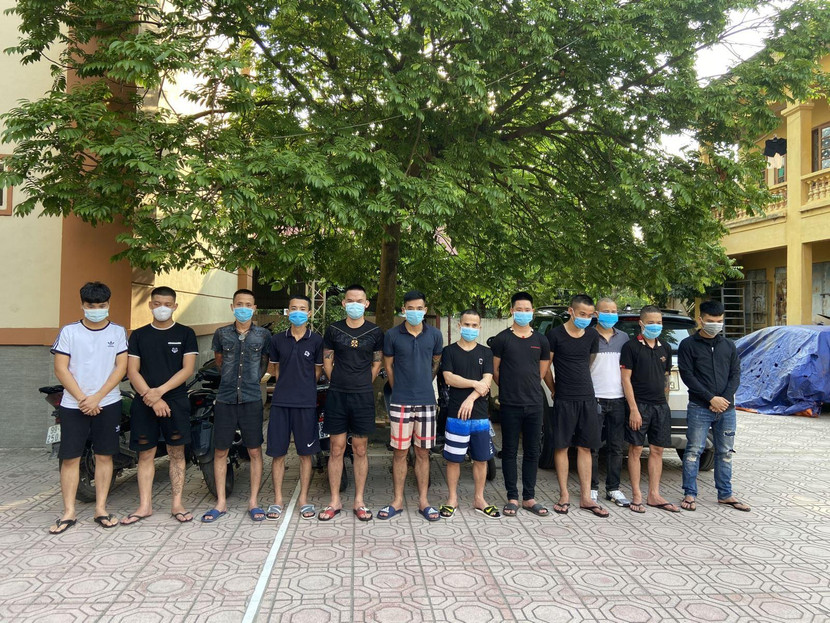 Nhóm thanh niên tụ tập uống rượu, đánh bạc khi dịch Covid 19 đang diễn biến phức tạp