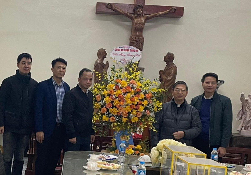 Công an quận Đống Đa chúc mừng Giáng sinh tại giáo xứ Hàng Bột Công an quận Đống Đa chúc mừng Giáng sinh tại giáo xứ Hàng Bột