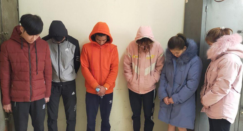 Nhóm nam nữ sử dụng ma túy trong quán hát Nhóm nam nữ sử dụng ma túy trong quán hát