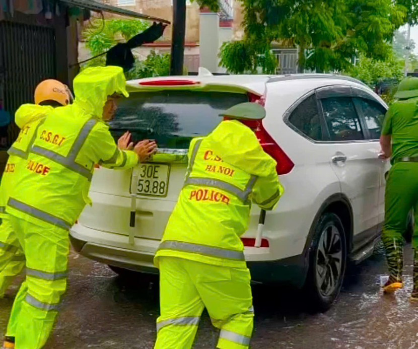 Hỗ trợ nhân dân di chuyển phương tiện tại vùng ngập trong quá trình tuân tra kiểm soát giao thông.