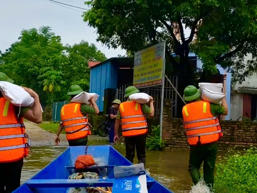 CBCS Công an huyện Mỹ Đức vận chuyển gạo cho nhân dân vùng ngập cục bộ.