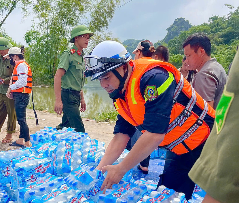 CBCS Công an huyện Mỹ Đức sắp xếp chuẩn bị các nhu yếu phẩm hỗ trợ nhân dân.