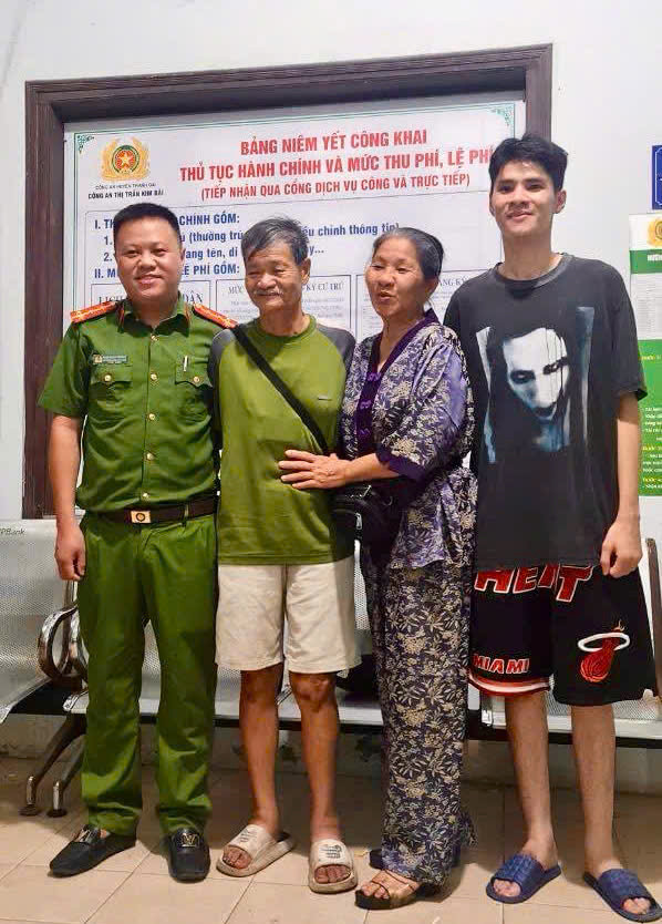 Giây phút gia đình ông Vượng đoàn tụ tại trụ sở Công an thị trấn Kim Bài