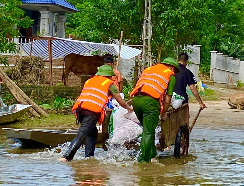 Vận chuyển nhu yếu phẩm cho nhân dân vùng ngập sâu.