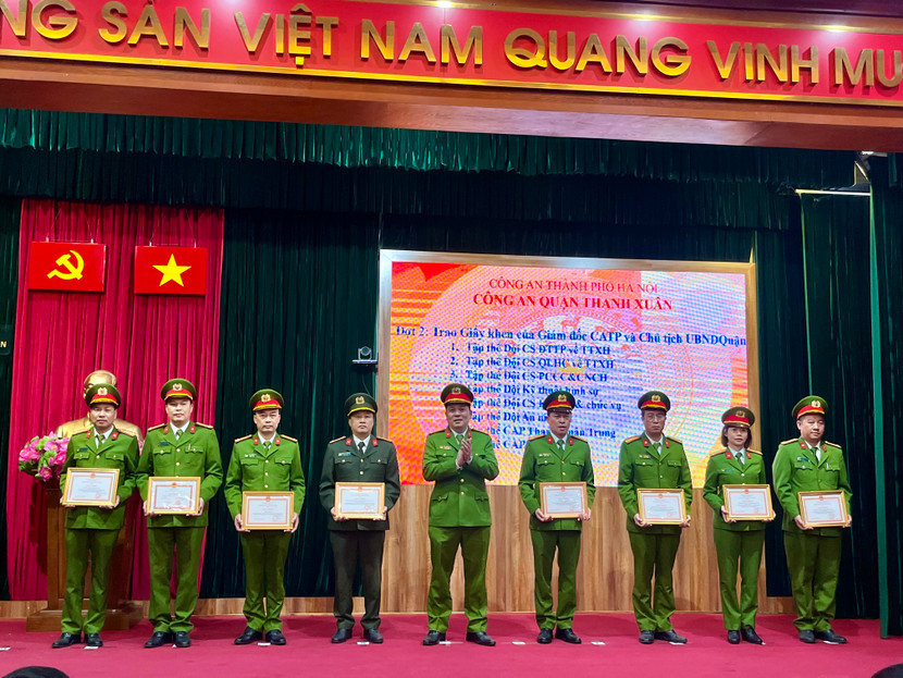 Thượng tá Đinh Tuấn Thành - Trưởng Công an quận Thanh Xuân trao giấy khen của Giám đốc CATP Hà Nội và Chủ tịch UBND quận cho các tập thể
