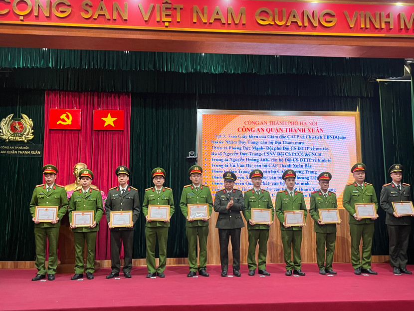 Các cá nhân có thành tích xuất sắc được nhận giấy khen của Giám đốc CATP Hà Nội và Chủ tịch UBND quận