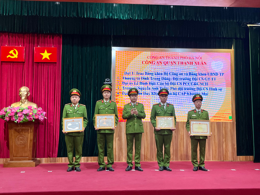 Thiếu tướng Nguyễn Hồng Ky - Phó Giám đốc CATP Hà Nội trao khen thưởng của Bộ Công an và UBND thành phố Hà Nội cho các cá nhân có thành tích xuất sắc