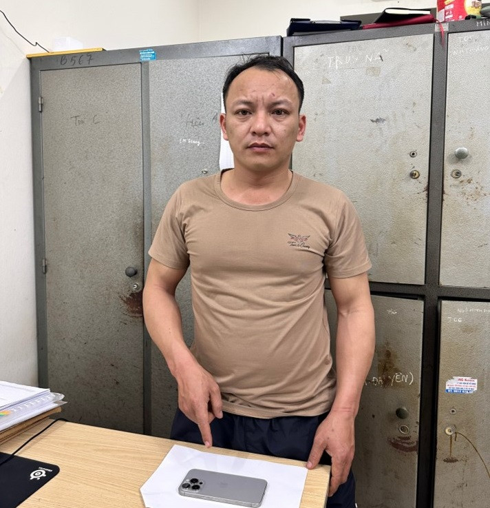 Nguyễn Văn Tôn cùng tang vật của vụ án Nguyễn Văn Tôn cùng tang vật của vụ án