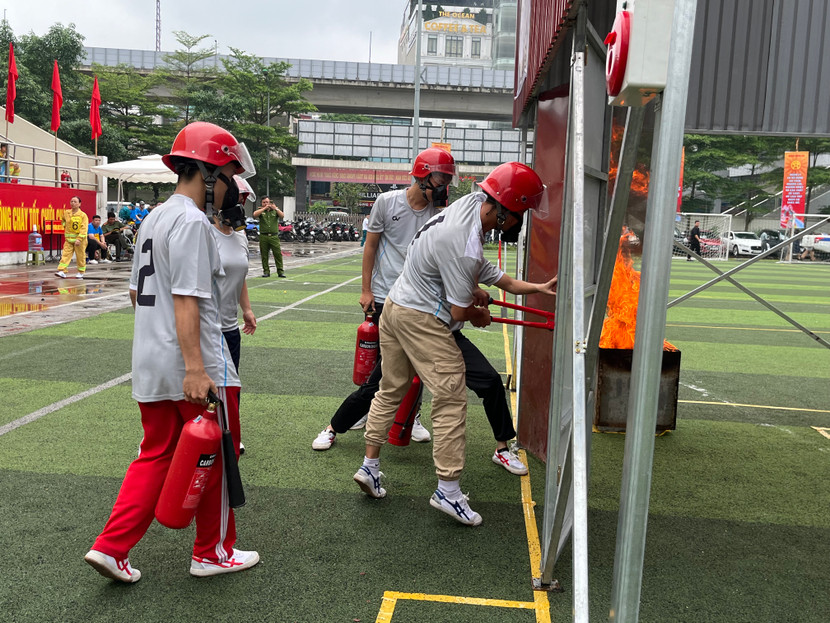 Các thành viên tiến hành cắt phá khoá để cứu nạn cứu hộ