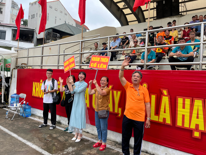 Các cổ động viên nhiệt tình cổ vũ đội chơi