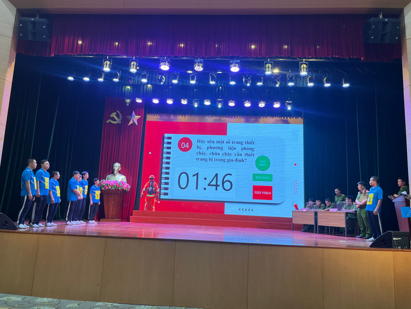 Phần thi lý thuyết của hội thi Tổ liên gia an toàn PCCC quận Đống Đa năm 2024