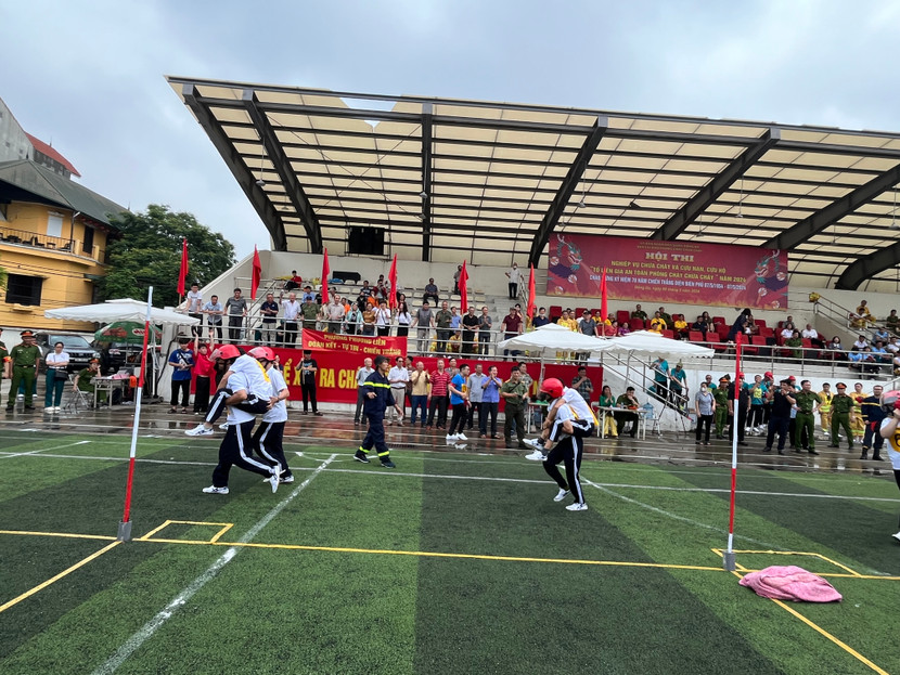 Trời mưa khá lớn nhưng các vận động viên vẫn vượt qua mọi khó khăn hoàn thành bài thi