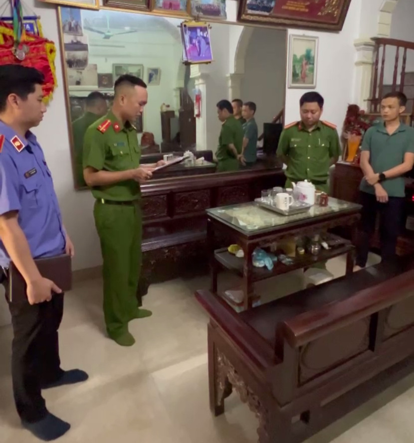 Cơ quan điều tra đọc lệnh khám xét nơi ở của đối tượng trong vụ việc