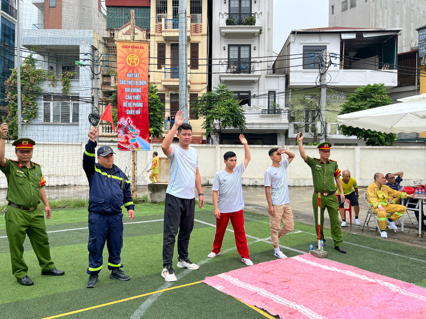 Các vận động viên của phường Phương Mai vào vị trí xuất phát