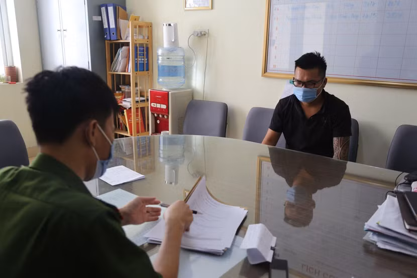 Cơ quan công an lấy lời khai của đối tượng trong ổ nhóm cờ bạc