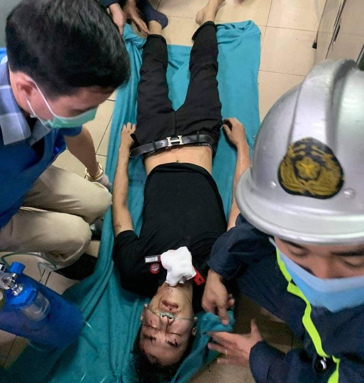 Nạn nhân được đưa ra ngoài Nạn nhân được đưa ra ngoài