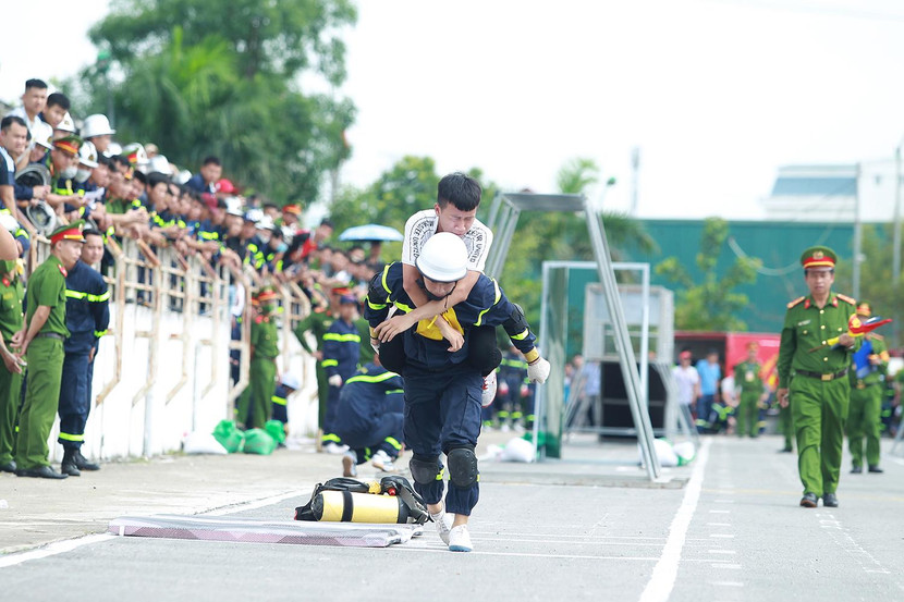 Chỉ trong thời gian ngắn, nạn nhân trong tình huống giả định được chiến sĩ đưa ra khỏi khu vực nguy hiểm Chỉ trong thời gian ngắn, nạn nhân trong tình huống giả định được chiến sĩ đưa ra khỏi khu vực nguy hiểm