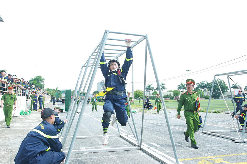 Dưới thời tiết nắng nóng nhưng các chiến sĩ lực lượng PCCC & CNCH luôn nỗ lực vượt qua thử thách Dưới thời tiết nắng nóng nhưng các chiến sĩ lực lượng PCCC & CNCH luôn nỗ lực vượt qua thử thách