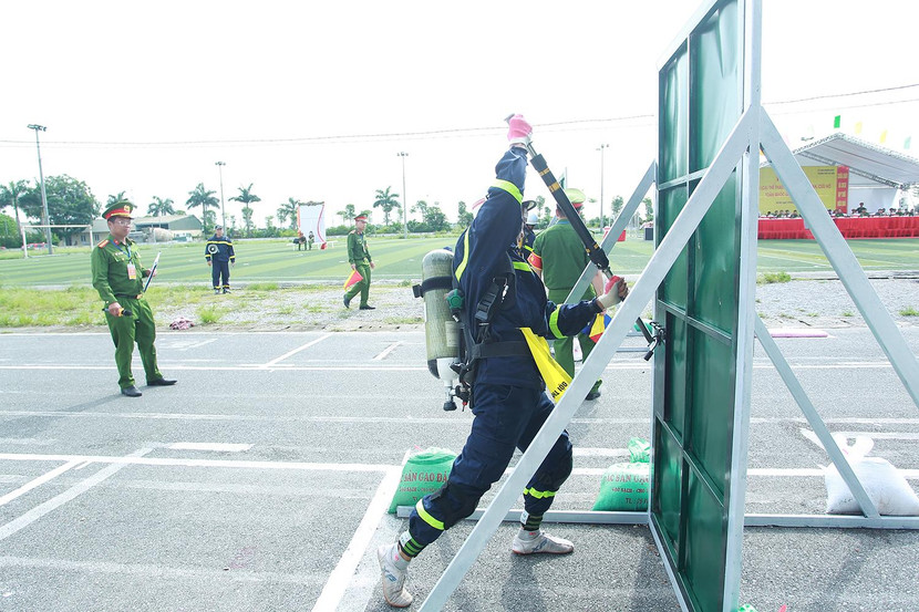 Các phần thi diễn ra hết sức gay cấn giữa các đội thi Các phần thi diễn ra hết sức gay cấn giữa các đội thi