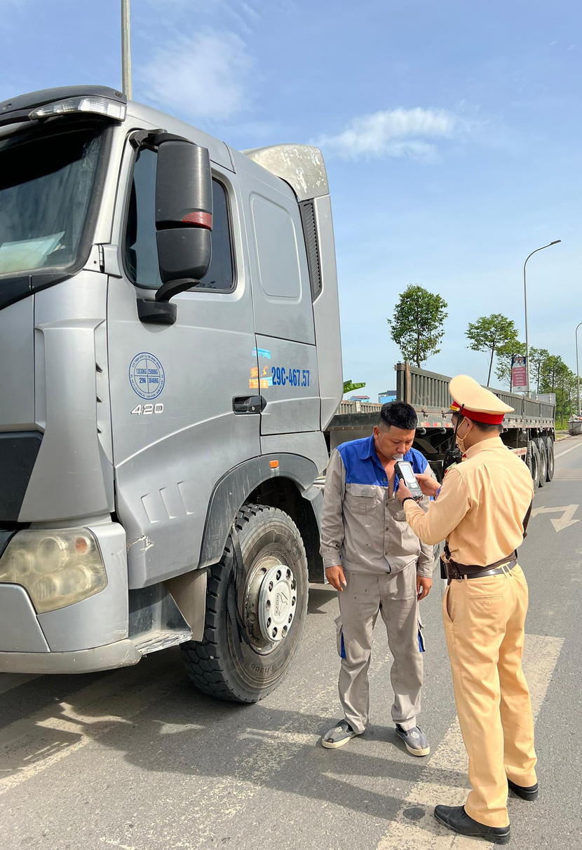 Các chiến sĩ kiểm tra nồng độ cồn đối với các lái xe Các chiến sĩ kiểm tra nồng độ cồn đối với các lái xe