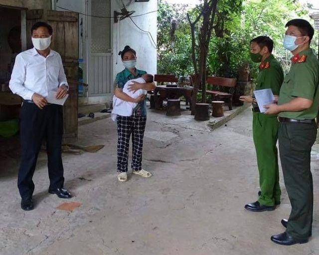 Chia sẻ động viên gia đình cán bộ chiến sỹ khó khăn