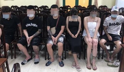 Nhóm thanh niên nam nữ tụ tập trong quán hát