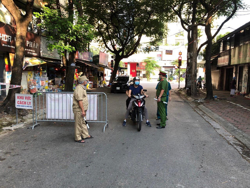 Công an các phường kiểm tra, xử lý các trường hợp vi phạm quy định giãn cách xã hội Công an các phường kiểm tra, xử lý các trường hợp vi phạm quy định giãn cách xã hội