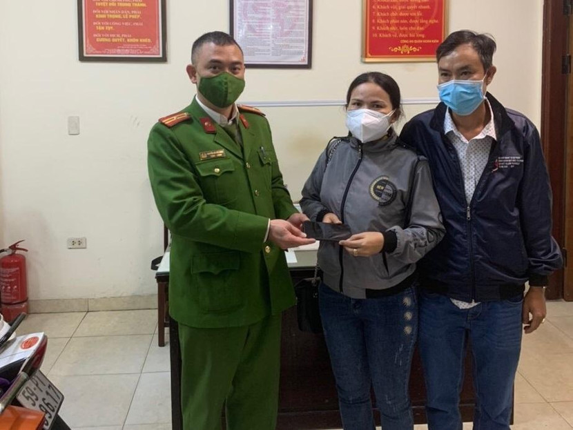 Công an phường Hàng Trống giúp người dân tìm được chiếc điện thoại bỏ quên