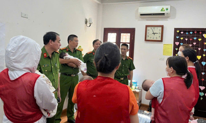 Cục Cảnh sát hình sự giải cứu các trẻ sơ sinh Cục Cảnh sát hình sự giải cứu các trẻ sơ sinh