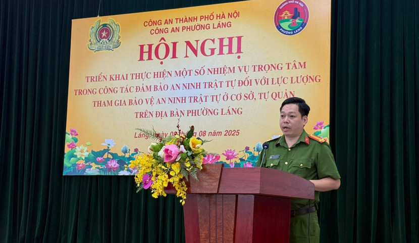 Trung tá Trần Văn Hiếu - Phó Trưởng Công an phường Láng phổ biến các nội dung đối với lực lượng an ninh trật tự cơ sở, tự quản