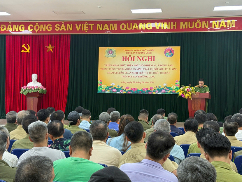 Trung tá Nguyễn Trọng Tùng - Phó Trưởng Công an phường Láng phổ biến, quán triệt các nội dung chức năng, nhiệm vụ, quy chế phối hợp...