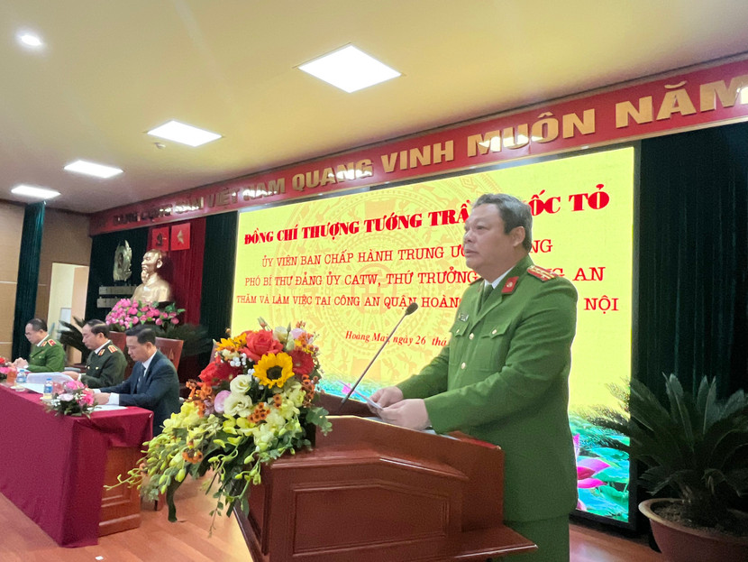 Đại tá Nguyễn Đình Chiến - Trưởng Công an quận Hoàng Mai báo cáo tình hình công tác năm 2023 -những tháng đầu năm 2024 của đơn vị