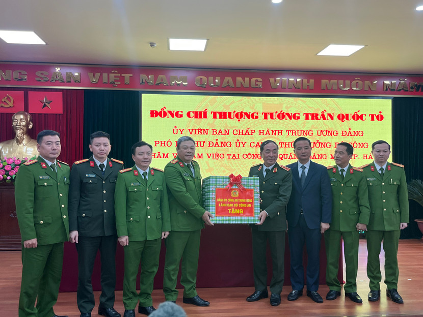 Đồng chí Thứ trưởng tặng quà CBCS Công an quận Hoàng Mai