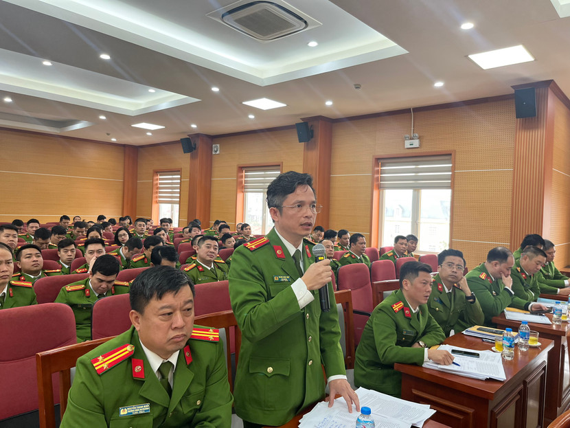 Đại diện các đội nghiệp vụ, Công an phường thuộc quận Hoàng Mai báo cáo đồng chí Thứ trưởng các vấn đề, khó khăn, vướng mắc, đề xuất