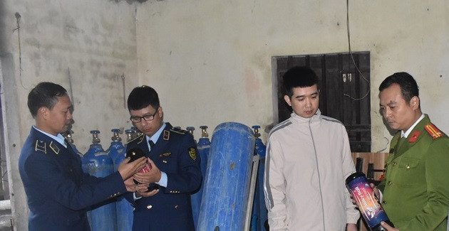 Lực lượng chức năng kiểm tra số bình khí N2O Lực lượng chức năng kiểm tra số bình khí N2O