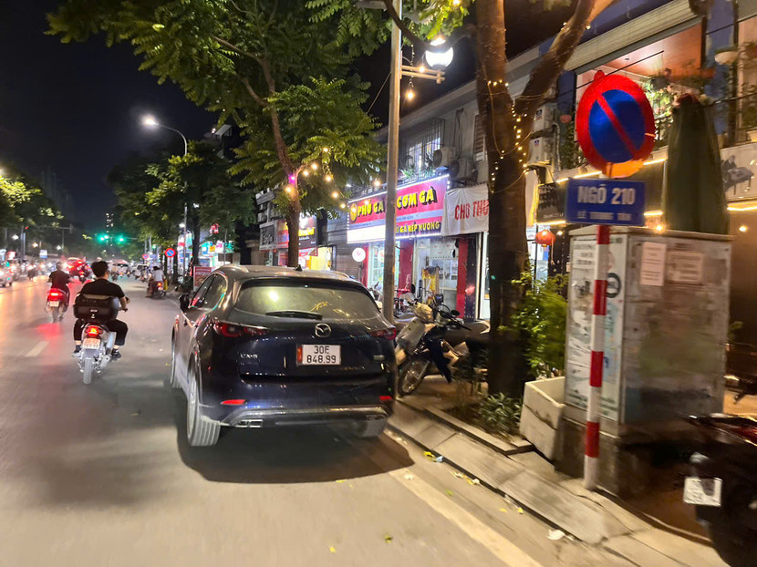 Những chiếc ô tô đỗ vô tư ngay sau biển cấm đỗ tại ngõ 210 Lê Trọng Tấn
