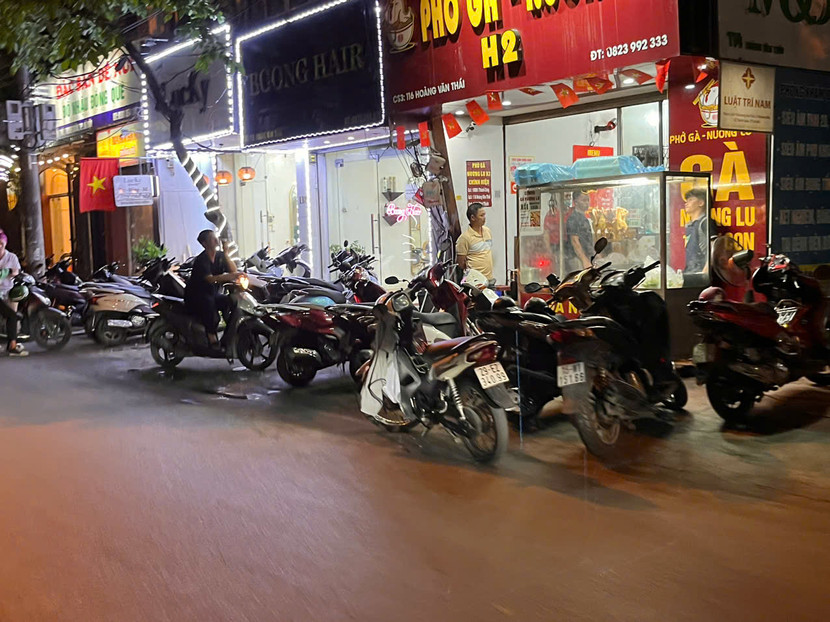 Tại đường Hoàng Văn Thái không hiếm thấy cảnh xe máy, phương tiện để tràn lan, dưới lòng đường, trên vỉa hè